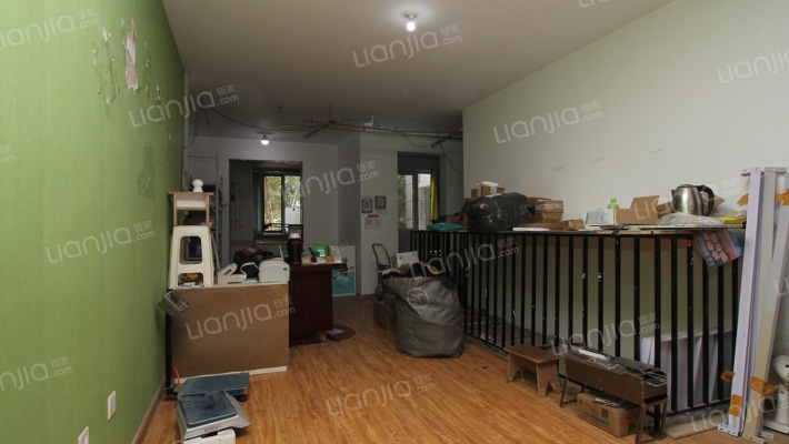 南北通透三居带下跃，社区中间楼栋，房本满2，诚意售-客厅