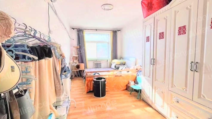 集中供暖一居室 采光好不是顶层-卧室