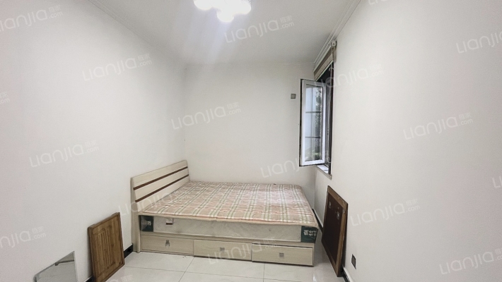 70年大产权，近火车站，一层出行方便-卧室B