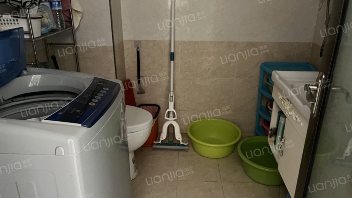 出门就是菜市场，距离二康500米，采光充足，视野好-卫生间