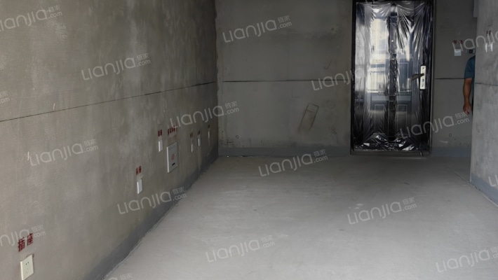 中间楼层房子集中供暖.坡地园林-客厅