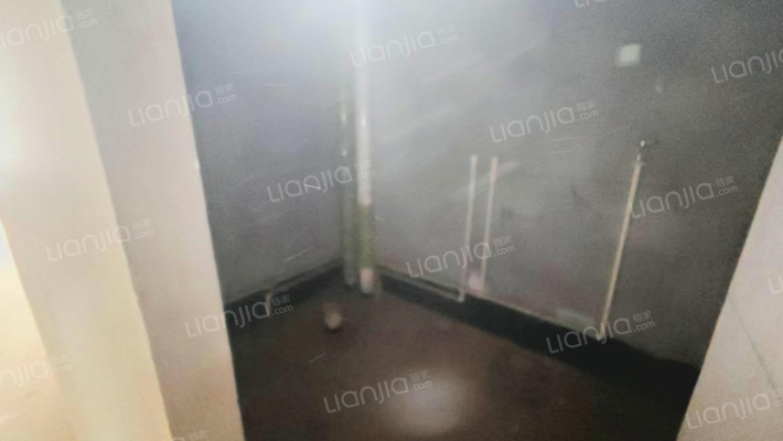 毛坯房 随意装修 随时交房 满五年 税费低-卫生间