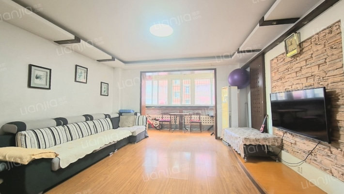 东兴小区南北通透低楼层大三居  户型好-客厅