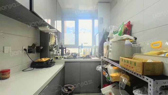 房子属于低楼层出行方便，适合老人儿童居住，户型方正-厨房