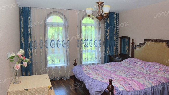 业主急售 爱丁堡 院子120平 南入户 上下三层 房本满2-卧室B