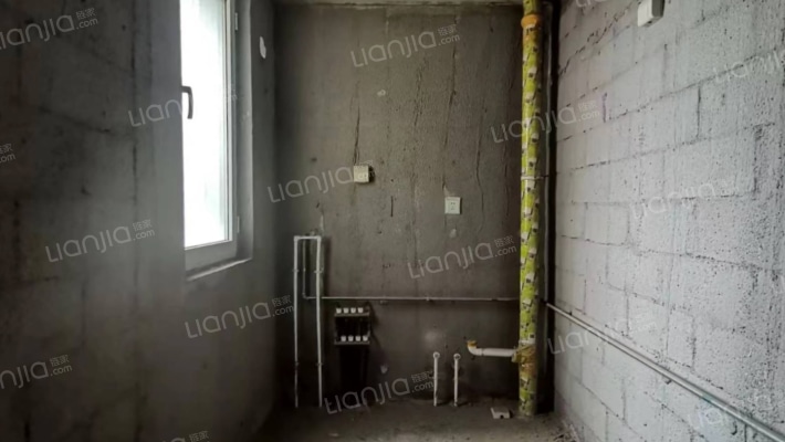 房子属于南北通透两居中间楼层，毛坯房-厨房