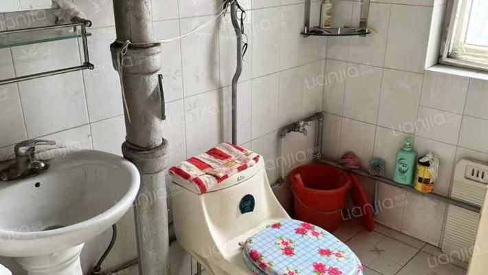凌云家属院 1室1厅 南-卫生间