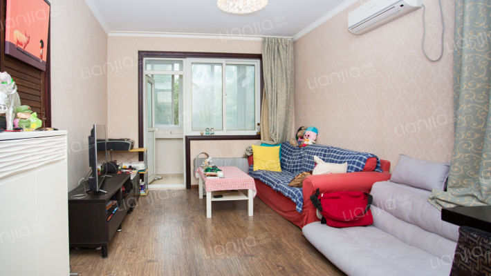 房子是东北朝向两居室 户型很好 高楼层 视野开