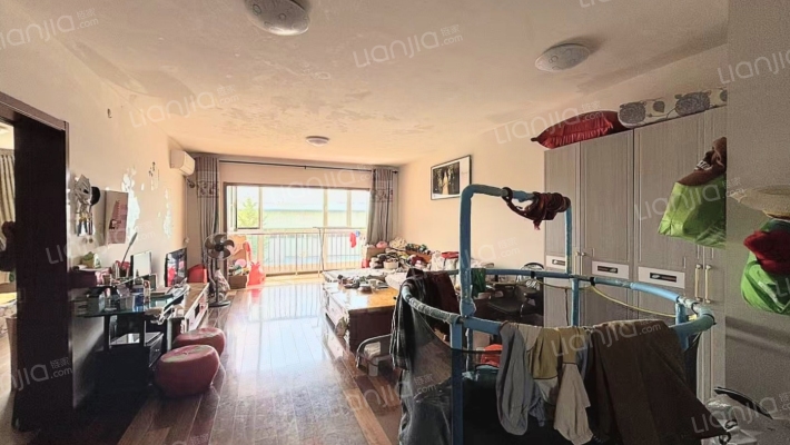 钻石商圈  南北通透大三居  稀有户型  出行购物方便-客厅