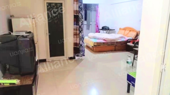 电梯房，交通便利 配套齐全 好楼层采光好-卧室