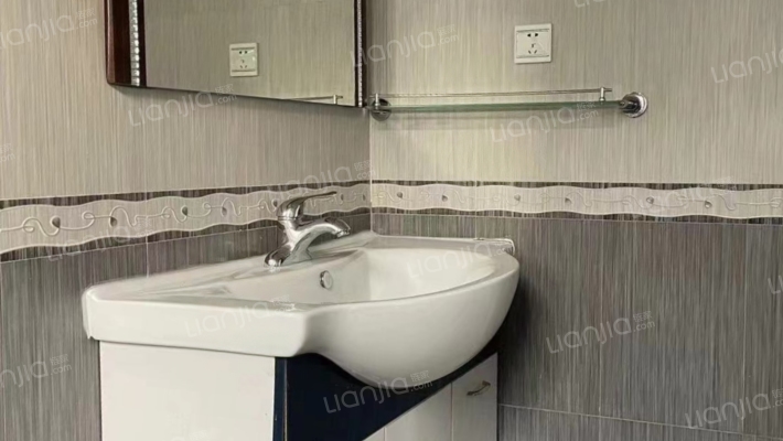 房子精装修拎包入住，房本满五税费低，小区环境好-卫生间C