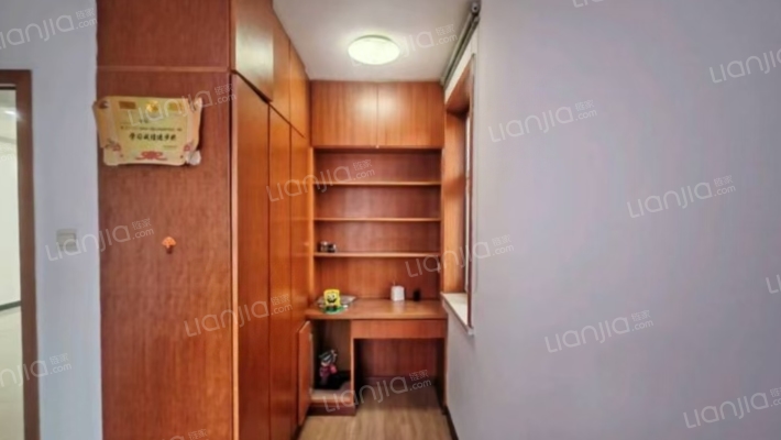 双塔板楼低楼层，房本满五，南北通透三居-卧室C