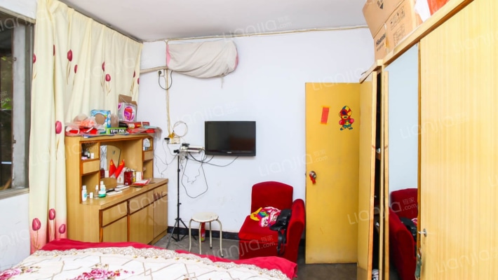两室的小户型，低楼层，可停车，离花果山紫云公园近-卧室A