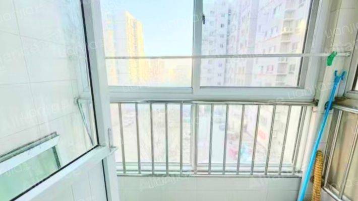 11层电梯洋房，满五不唯一，简单装修，东北向的-阳台