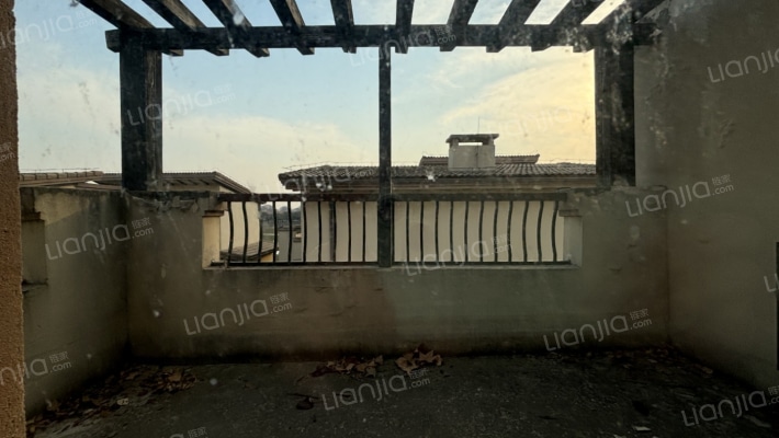 联排别墅，诚意出售，房本在手，随时过户.-露台