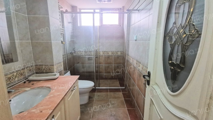 南北通透5居.上下两层.格局好.户型方正.适合1家3代人-卫生间B