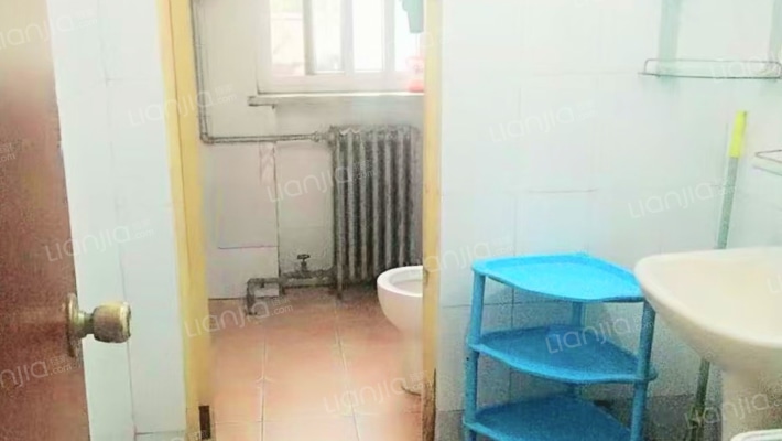 冠云路繁华位置 低楼层三居，配套齐全，生活便利-卫生间A