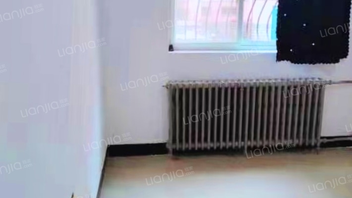 范阳路，板楼南北通透三居，交通方便-卧室C