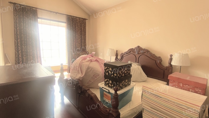 市区精装修的独栋别墅，带大院子，小区位置好-卧室F