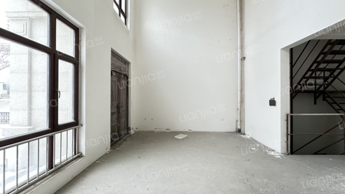 保利水韵长滩五期和墅二手房实景图