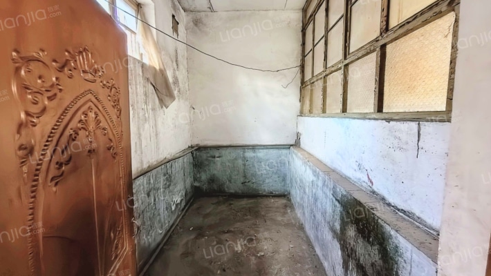 此房是一个小院，南北通透。视野开阔-卧室D
