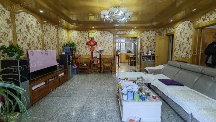 范阳路 政法街 二跃三 南北通透大三居出售-客厅