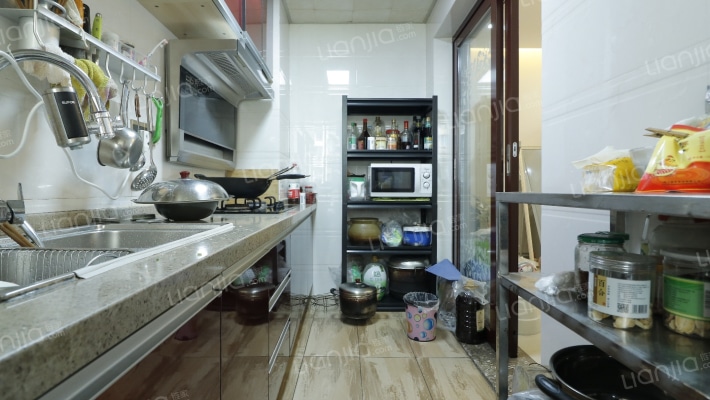 地中海精装3房2卫带车位出售，证满两年，看房方便-厨房