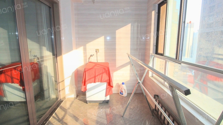 九龙广场 133平 精装 3室2厅2卫 有证有暖 稳定出售-阳台
