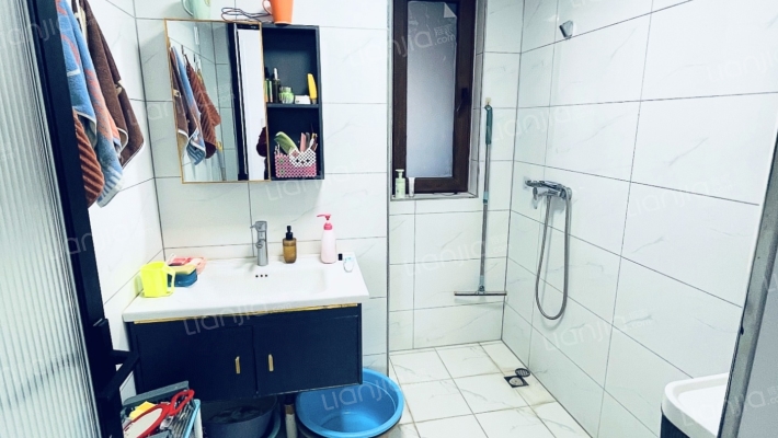 南北通透三居室 精装修 采光视野好 配套齐全-卫生间