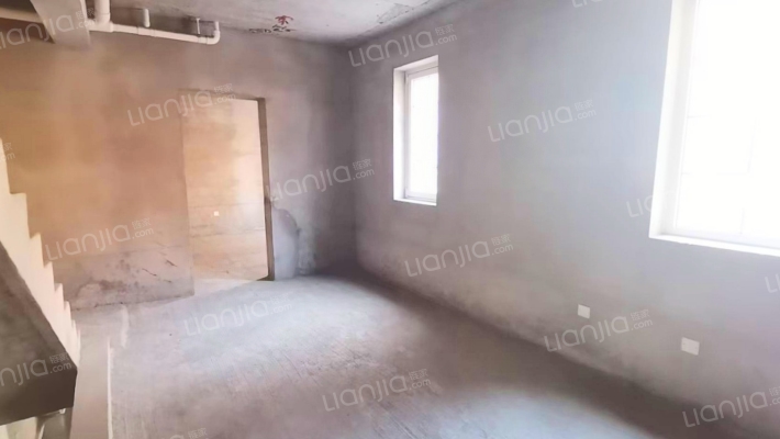 京西 京都高尔夫别墅区 291平南入户的联排别墅急售-客厅B