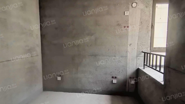 房子朝南两居中上楼层，本满二，毛坯房-卧室A