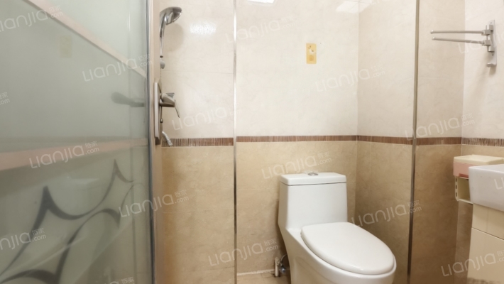 近火车站，出门就是菜市场，南北通透三居室，靠谱卖-卫生间B