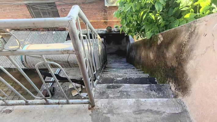 市区能过户的楼房小院，价格可议。-过道A