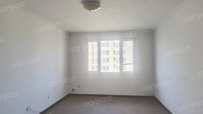 838沿线，70年大产权，集体供暖，房本满五唯一。-客厅