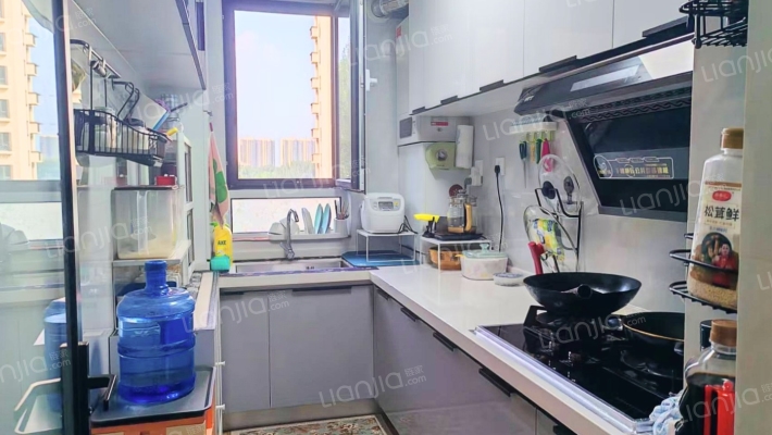 精装修三居室  位置好   好楼层 全天采光 价格合适-厨房