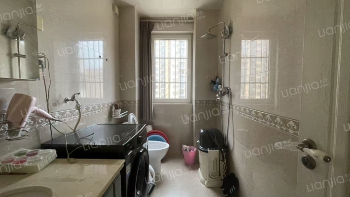 小区位置好，安静，出行方便，购物方便-卫生间B