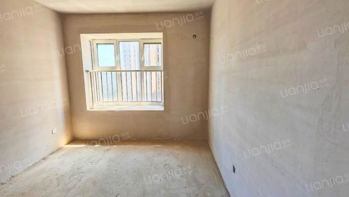 急售三利C区南北向大三居，毛坯满二，价格美丽-卧室A