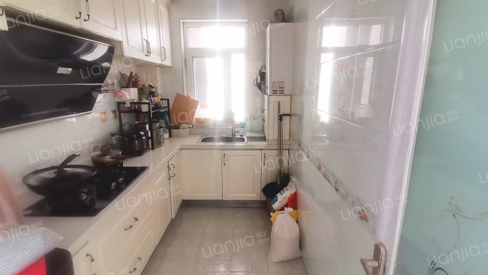 交通便利繁华，房子干净采光好。-厨房