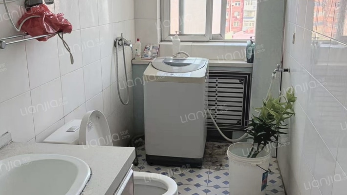 满五税费少 南北通透，中上楼层，采光充足，好地段-卫生间