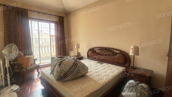 市区精装修的独栋别墅，带大院子，小区位置好-卧室D