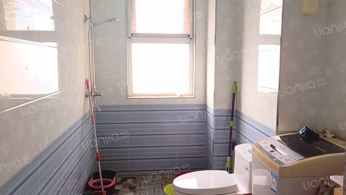 高楼层 全天采光 西南北三面采光 精装修可拎包入住-卫生间