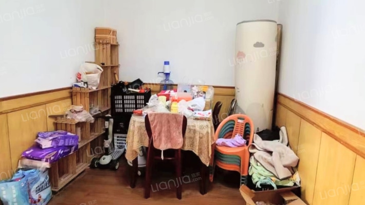 此房楼层好，南北通透大三居，室内面积大-餐厅