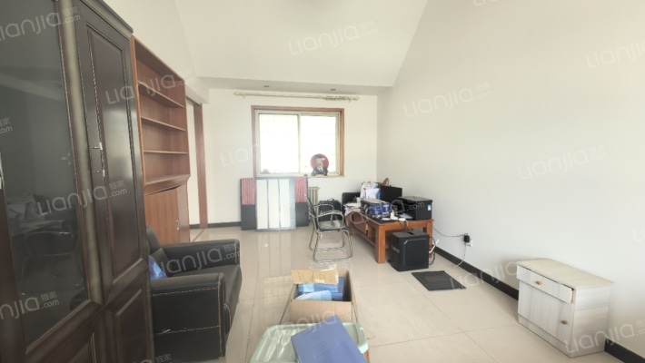 此房本满五 税费低 ，格局 通风性好 ，采光很好。-卧室C