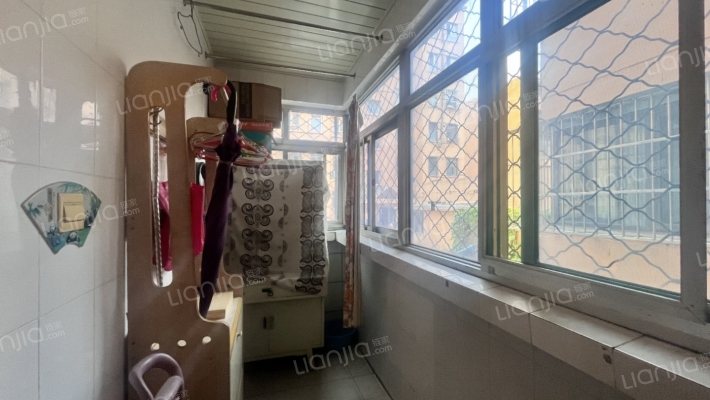 县府小区 一层 带车位 地下室-阳台