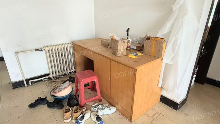 鼓楼大街边上的3居室  4层  价格美丽的很-餐厅