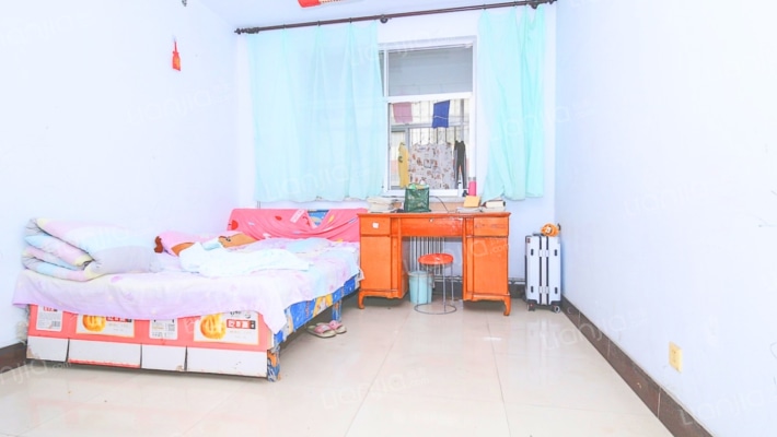 红旗小区三室两厅，交通便利，小区环境干净舒适-卧室B