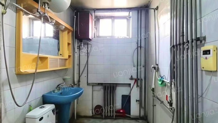 中行家属院 中间大三居 集中供暖 采光好-卫生间B