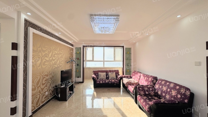 从幼儿园到高中师资充足，教学品质优.-客厅