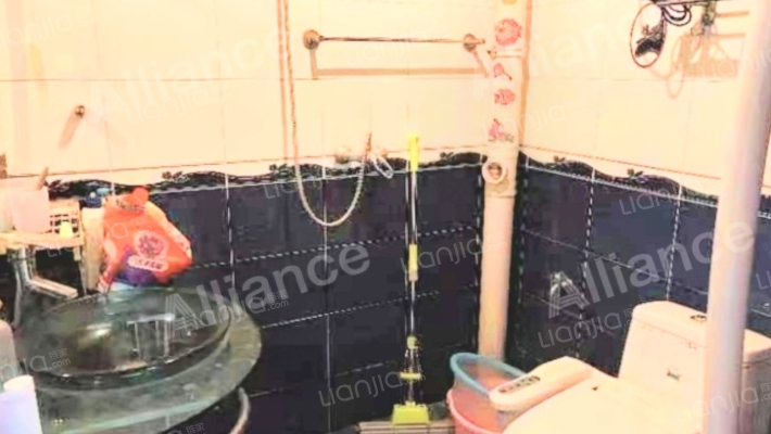 好楼层，大两居室，简单装修，拎包入住，-卫生间