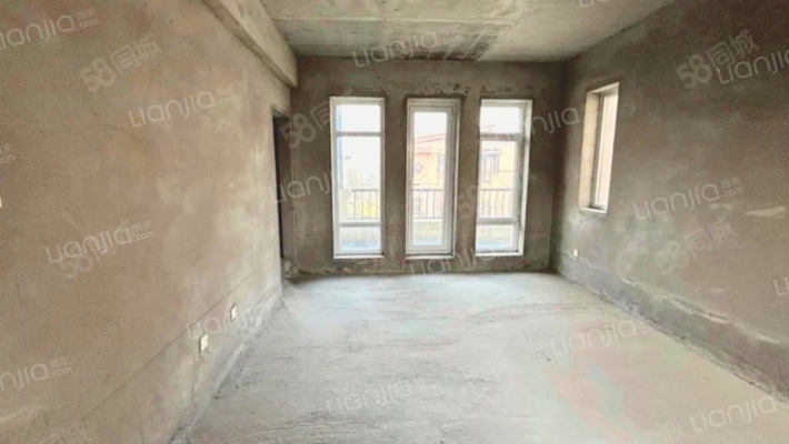 联排别墅 公园社区 环境优美 北入户 毛坯房-客厅C